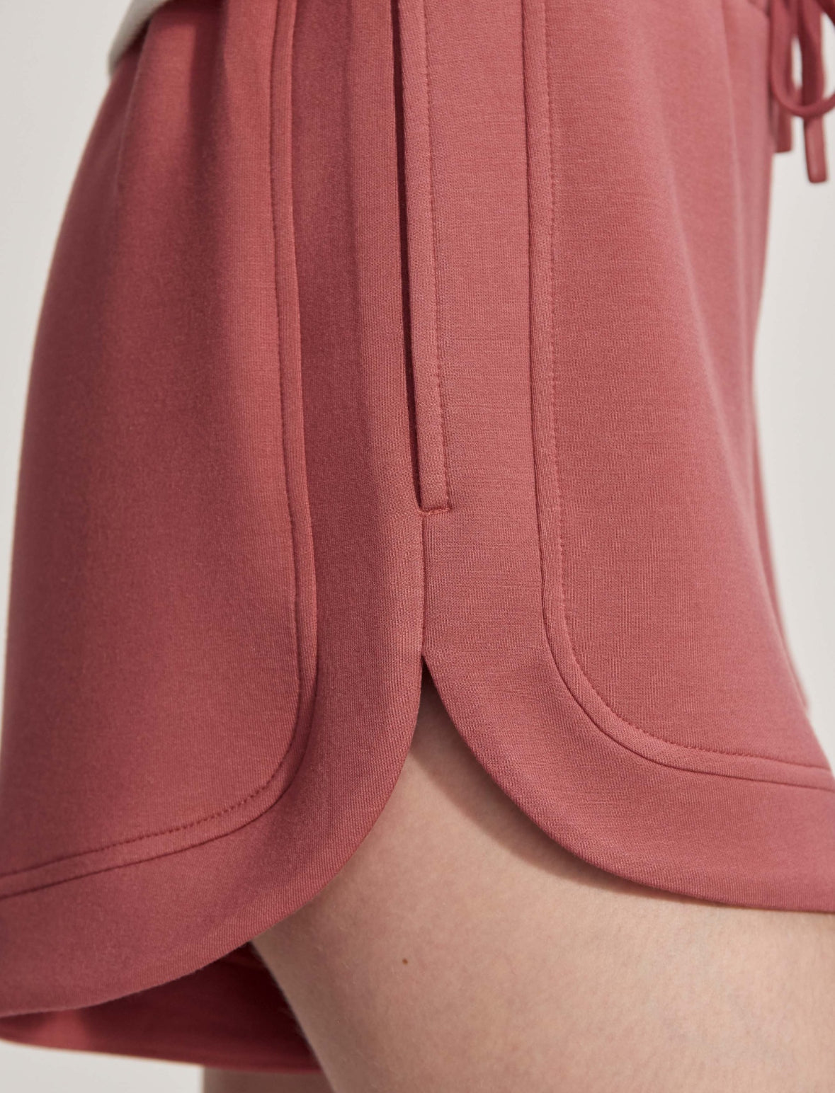 Varley Ollie High Rise Shorts Rose - Stylish In The Saddle